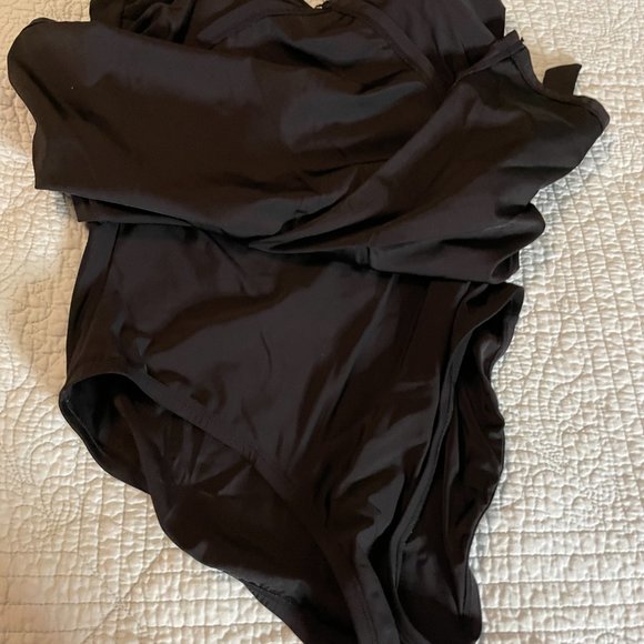 Halter-top skirted one-piece swimsuit - size 12 - Picture 2 of 4